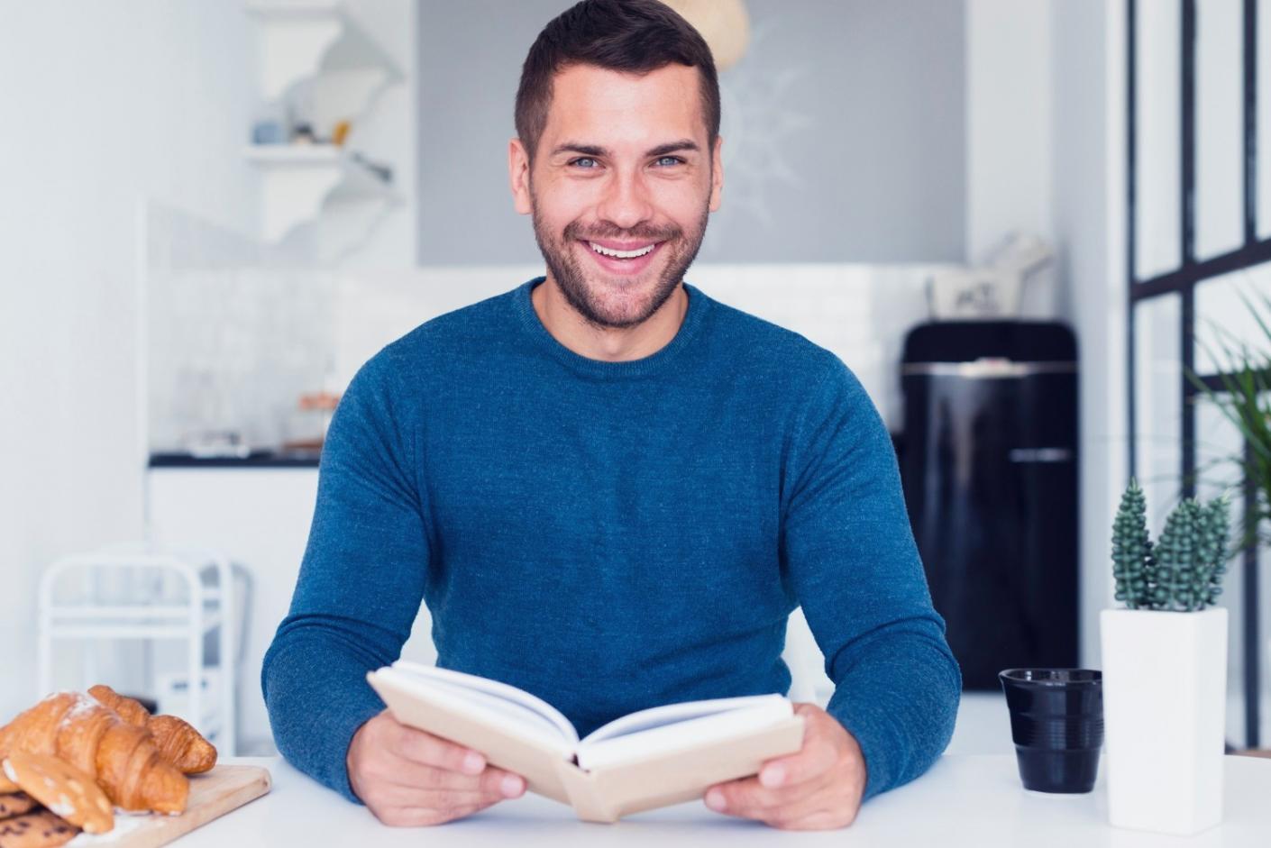 Kreativer Workspace mit modernen Editing-Tools und Workshop-Materialien