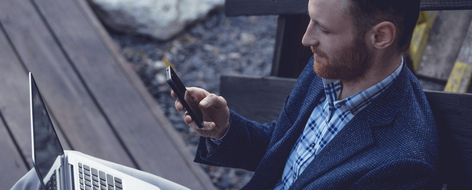 Teilnehmer bei einem praktischen Filmschnitt-Workshop