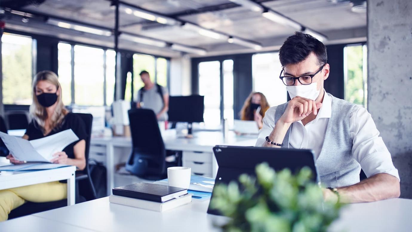 Filmschnitt-Arbeitsplatz mit mehreren Monitoren