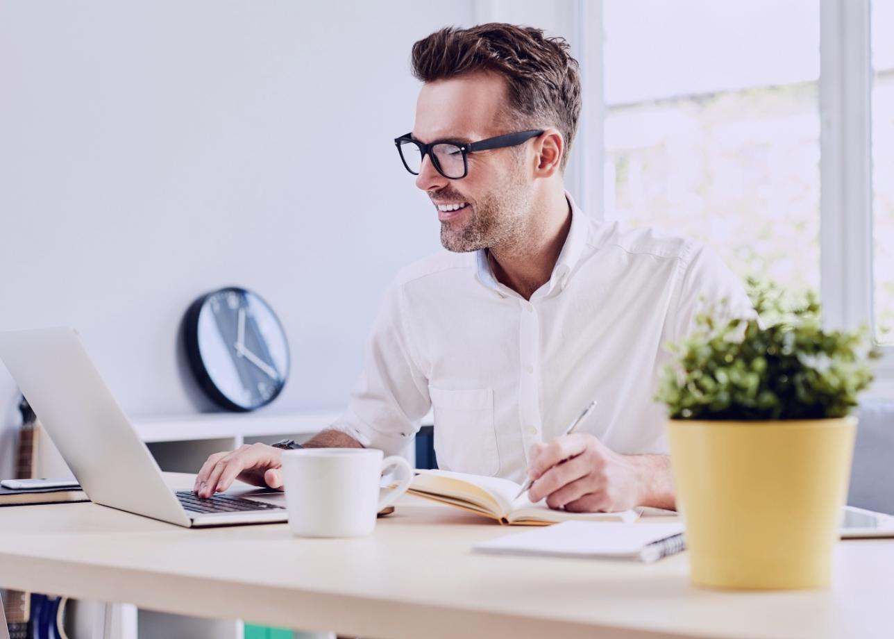 Professioneller Editor arbeitet an Filmsequenzen