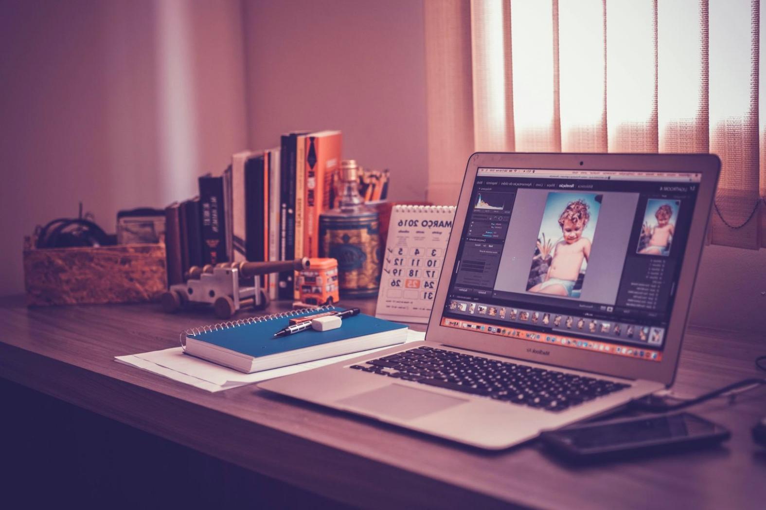 Professionelles Film-Editing-Schulungsmaterial und Arbeitsbereich